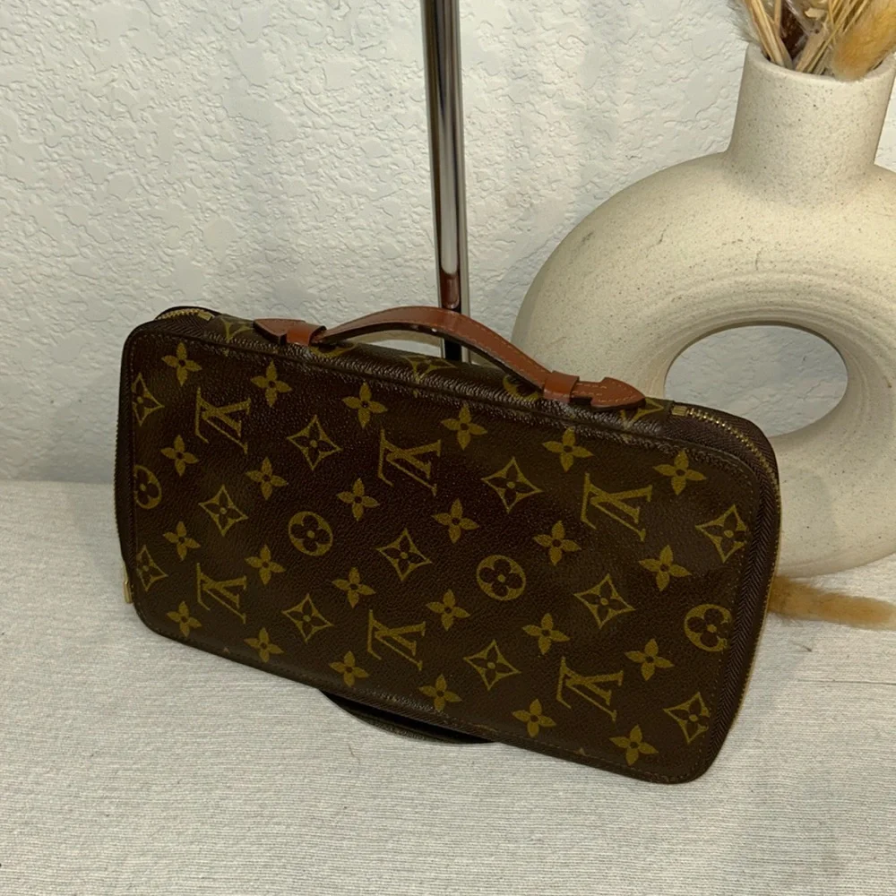 Authentic LOUIS VUITTON ESCAPADO like new with COA